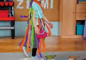 Gabrysia prezentuje swój strój w czasie pokazu mody.
